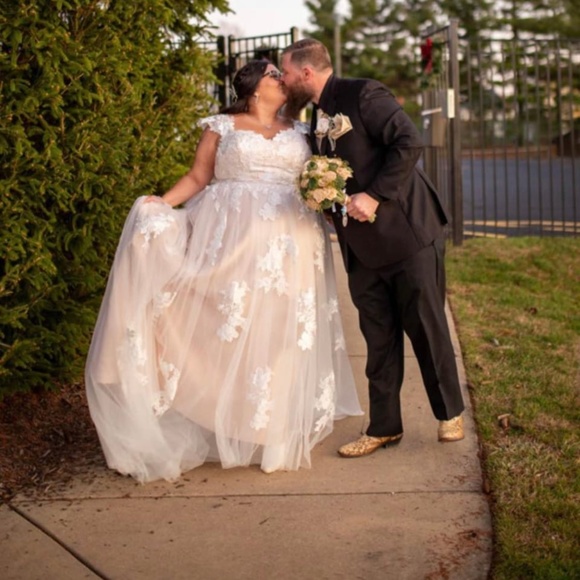 Wedding dress - Picture 1 of 6